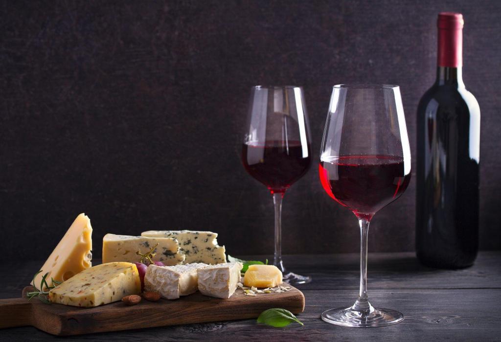 The-Sumptuous-Red-Wine-and-Strong-Cheese-Duo